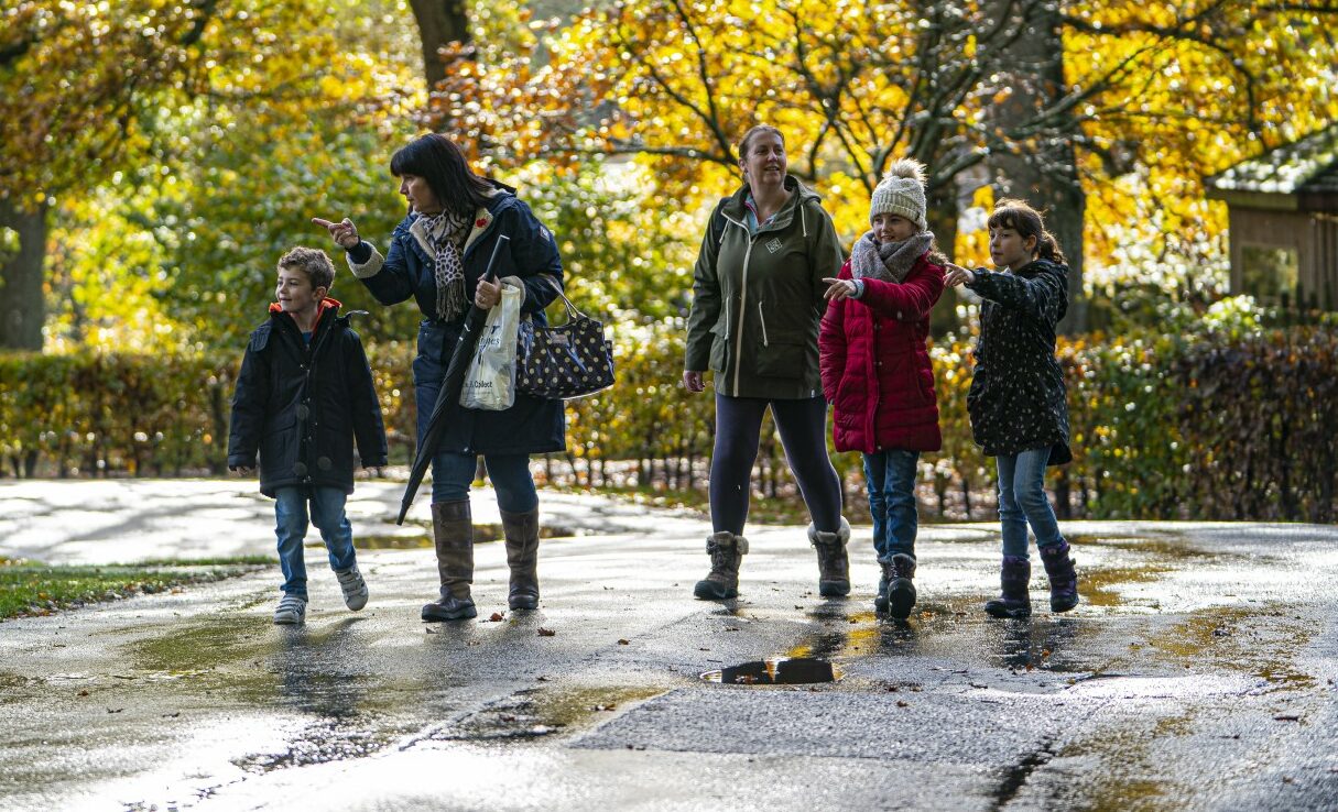 Zoo_photographer_ _credit_jason_brown_ _family_autumnal_walk_1